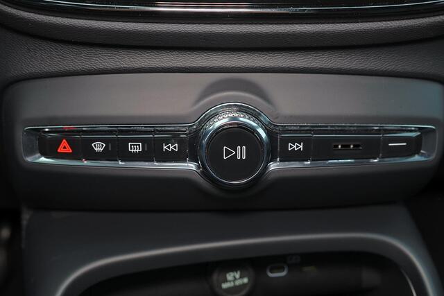 Volvo EX40 Extended Range Plus 82 kWh - IntelliSafe Assist & Surround - Parkeercamera achter - Verwarmde voorstoelen & stuur - Parkeersensoren voor & achter - Draadloze tel. lader - Warmtepomp - Extra getint glas - Elektr. inklapbare trekhaak - 21' LMV