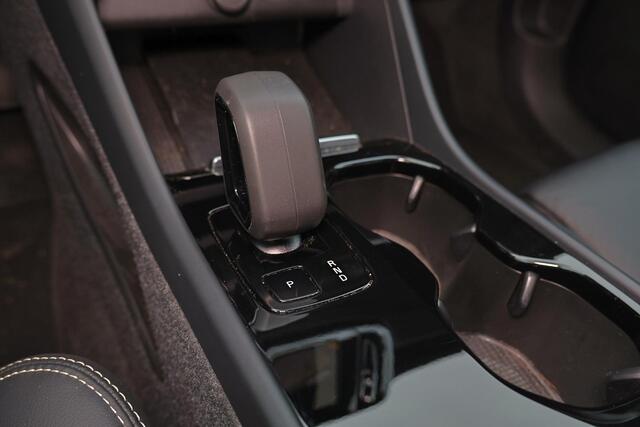 Volvo EX40 Extended Range Plus 82 kWh - IntelliSafe Assist & Surround - Parkeercamera achter - Verwarmde voorstoelen & stuur - Parkeersensoren voor & achter - Draadloze tel. lader - Warmtepomp - Extra getint glas - Elektr. inklapbare trekhaak - 21' LMV