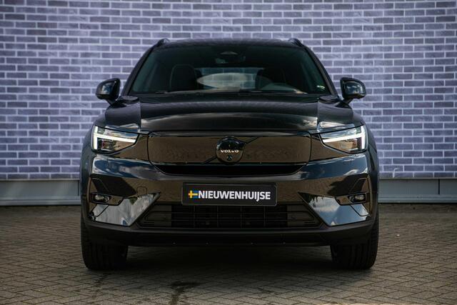 Volvo EX40 Single Motor Extended Range Ultra Black Edition | Europa | Harman Kardon audio | 20" | Schuif-/kanteldak | Getint Glas | Elektrische stoelverstelling | Nubuck bekleding | Adaptive Cruise Control | Dodehoekdetectie |
