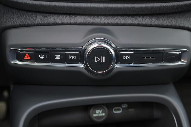 Volvo EX40 Extended Range Plus 82 kWh - IntelliSafe Assist & Surround - 360º Camera - Verwarmde voorstoelen, stuur & achterbank - Parkeersensoren voor & achter - Elektr. bedienb. bestuurdersstoel met geheugen - Draadloze tel. lader - Warmtepomp - Extra getint glas -