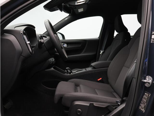 Volvo EX40 Single Motor Extended Range Plus 82 kWh / Stoel- + stuurwielverwarming / Harman Kardon Audio / All Season banden / Contrasterend dak / Pilot Assist / Blis