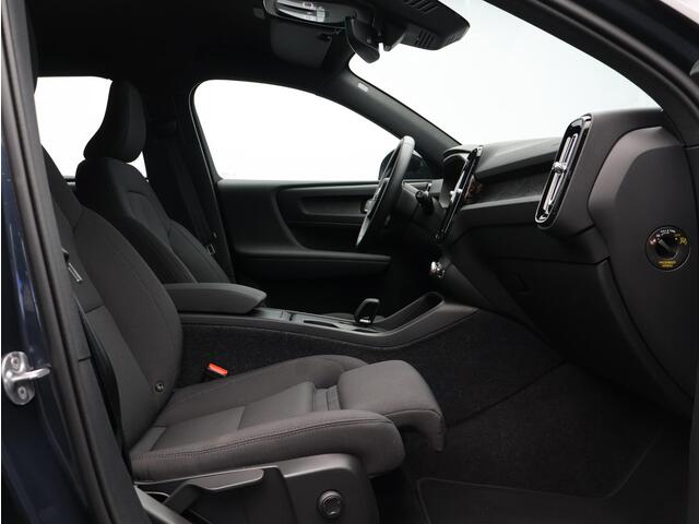 Volvo EX40 Single Motor Extended Range Plus 82 kWh / Stoel- + stuurwielverwarming / Harman Kardon Audio / All Season banden / Contrasterend dak / Pilot Assist / Blis