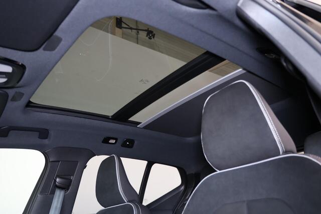 Volvo EX40 Performance Ultra Black Edition 82 kWh - Panorama/schuifdak - IntelliSafe Assist & Surround - 360º Camera - Harman/Kardon audio - Verwarmde voorstoelen, stuur & achterbank - Parkeersensoren voor & achter - Elektr. bedienb. voorstoelen met geheugen links -