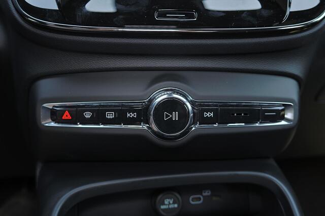 Volvo EX40 Performance Ultra 82 kWh - Panorama/schuifdak - IntelliSafe Assist & Surround - 360º Camera - Harman/Kardon audio - Verwarmde voorstoelen, stuur & achterbank - Parkeersensoren voor & achter - Elektr. bedienb. voorstoelen met geheugen links - Draadloze tel