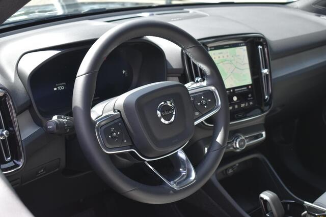 Volvo EX40 Single Motor Extended Range Ultra Europa 82 kWh | Harman Kardon Premium Sound | 360 graden Camera | Panoramisch Schuif-/Kanteldak | Elektrische stoelen voor | Memory bestuurdersstoel | Pilot Assist | Adaptieve Cruise Control | 20 inch Lichtmetalen Velgen