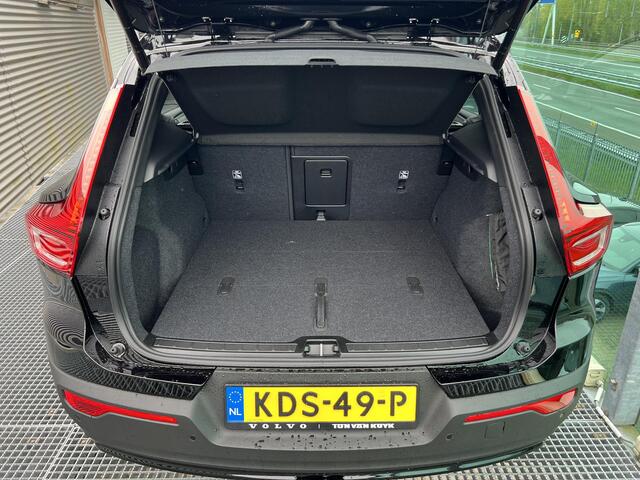 Volvo EX40 Single Motor Extended Range Ultra Black Ed. 82 kWh Panorama dak, Electr. verstelbare stoelen, 360 G Parkeer camera, Trekhaak semi elektrisch