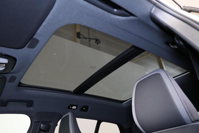 Volvo EX40 Twin Performance Ultra - Panorama/schuifdak - IntelliSafe Assist & Surround - 360º Camera - Harman/Kardon audio - Verwarmde voorstoelen, stuur & achterbank - Parkeersensoren voor & achter - Draadloze tel. lader - Warmtepomp - Extra getint glas - 20' LMV