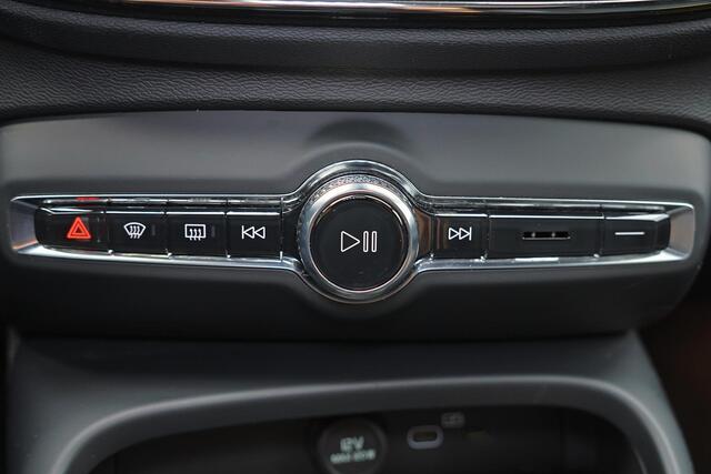 Volvo EX40 Twin Performance Ultra - Panorama/schuifdak - IntelliSafe Assist & Surround - 360º Camera - Harman/Kardon audio - Verwarmde voorstoelen, stuur & achterbank - Parkeersensoren voor & achter - Draadloze tel. lader - Warmtepomp - Extra getint glas - 20' LMV