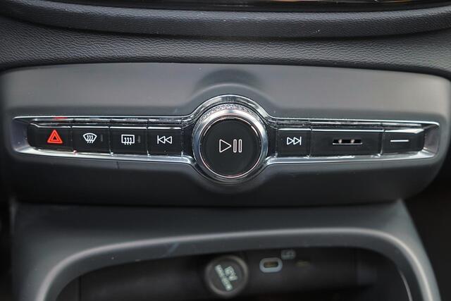 Volvo EX40 Performance Ultra Black Edition 82 kWh - Panorama/schuifdak - IntelliSafe Assist & Surround - 360º Camera - Harman/Kardon audio - Verwarmde voorstoelen, stuur & achterbank - Parkeersensoren voor & achter - Elektr. bedienb. voorstoelen met geheugen links -