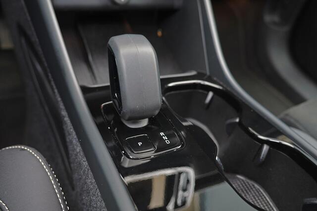 Volvo EX40 Performance Ultra Black Edition 82 kWh - Panorama/schuifdak - IntelliSafe Assist & Surround - 360º Camera - Harman/Kardon audio - Verwarmde voorstoelen, stuur & achterbank - Parkeersensoren voor & achter - Elektr. bedienb. voorstoelen met geheugen links -