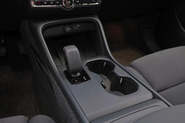 Volvo EX40 Extended Range Plus 82 kWh - IntelliSafe Assist & Surround - 360º Camera - Verwarmde voorstoelen, stuur & achterbank - Parkeersensoren voor & achter - Elektr. bedienb. bestuurdersstoel met geheugen - Draadloze tel. lader - Warmtepomp - Extra getint glas -