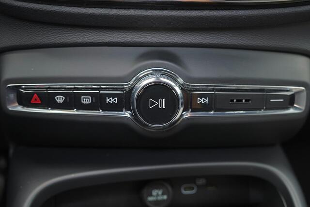 Volvo EX40 Performance Ultra 82 kWh - Panorama/schuifdak - IntelliSafe Assist & Surround - 360º Camera - Harman/Kardon audio - Adaptieve LED koplampen - Verwarmde voorstoelen, stuur & achterbank - Parkeersensoren voor & achter - Elektr. bedienb. voorstoelen met gehe