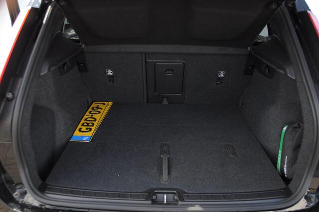 Volvo EX40 252PK Automaat Ext. Range Ultra Black Edition / Adaptieve koplampen / Panoramadak / 360 Camera / Apple carplay / Android auto / Elektrisch bedienbare voorstoelen / Pilot assist / Adaptive cruise control / Harman kardon audio / Stoelverwarming voor / Warmt
