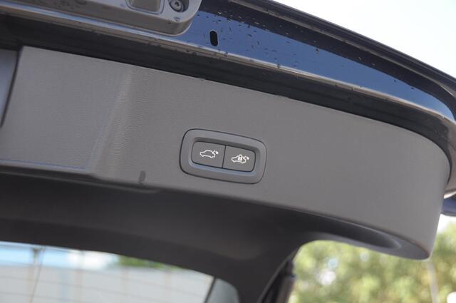 Volvo EX40 252PK Automaat Ext. Range Ultra Black Edition / Adaptieve koplampen / Panoramadak / 360 Camera / Apple carplay / Android auto / Elektrisch bedienbare voorstoelen / Pilot assist / Adaptive cruise control / Harman kardon audio / Stoelverwarming voor / Warmt