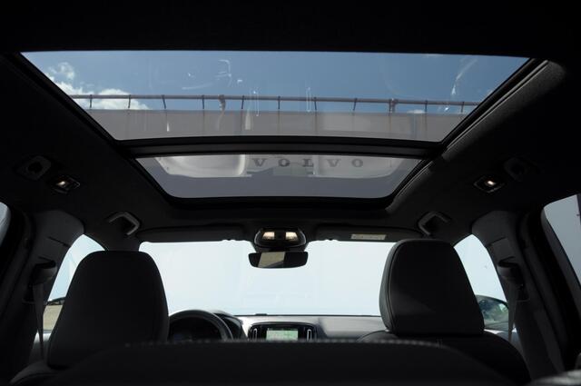 Volvo EX40 252PK Automaat Ext. Range Ultra Black Edition / Adaptieve koplampen / Panoramadak / 360 Camera / Apple carplay / Android auto / Elektrisch bedienbare voorstoelen / Pilot assist / Adaptive cruise control / Harman kardon audio / Stoelverwarming voor / Warmt
