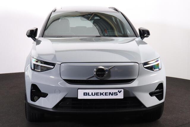 Volvo EX40 Single Motor Extended Range Ultra 82 kWh Panorama/schuifdak - IntelliSafe Assist & Surround - 360º Camera - Harman/Kardon audio - Verwarmde voorstoelen, stuur & achterbank - Parkeersensoren voor & achter - Elektr. bedienb. voorstoelen met geheugen links -