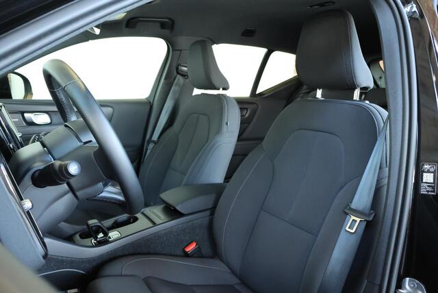 Volvo EX40 Single Motor Extended Range Plus 82 kWh | Trekhaak | Verwarmbare voorstoelen en stuurwiel | Premium audio by Harman Kardon | Adaptieve cruise control | Warmtepomp | Apple carplay/Android auto