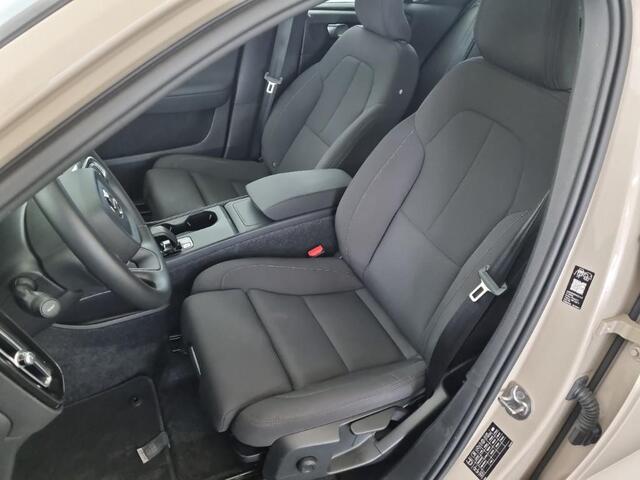 Volvo EX40 Single Motor Extended Range Plus 82 kWh | SOH:100% | Warmtepomp | Trekhaak | Stoel/stuurverwarming | Harman/Kardon | Camera | Adaptive cruise | ALL Season banden |