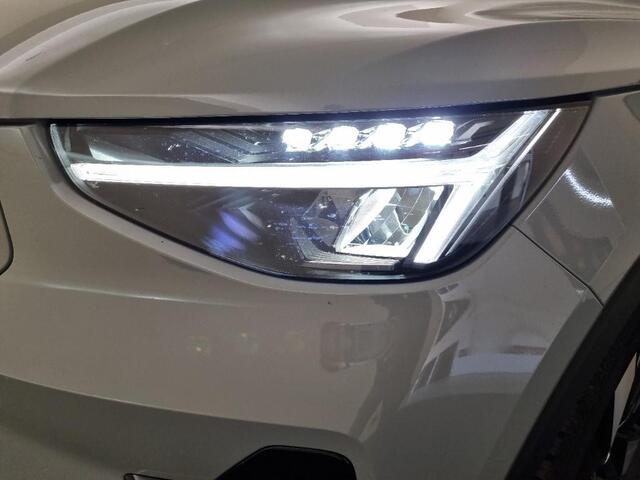 Volvo EX40 Single Motor Extended Range Plus 82 kWh | SOH:98% | Warmtepomp | Trekhaak | Stoel/stuurverwarming | Harman/Kardon | Camera | Adaptive Cruise | ALL Season banden |