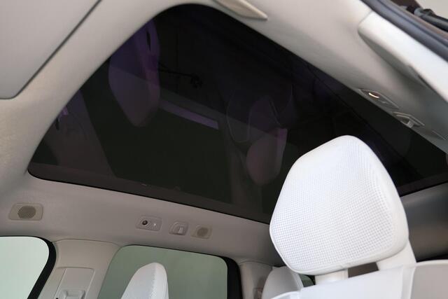 Volvo EX90 Performance Ultra Dark 7p. 111 kWh - Luchtvering - Panoramadak - IntelliSafe Assist & Surround - 360º Camera - Bowers & Wilkins audio - Verwarmde voorstoelen, stuur & achterbank - Parkeersensoren voor & achter - Head up display - Extra getint glas - 21' L