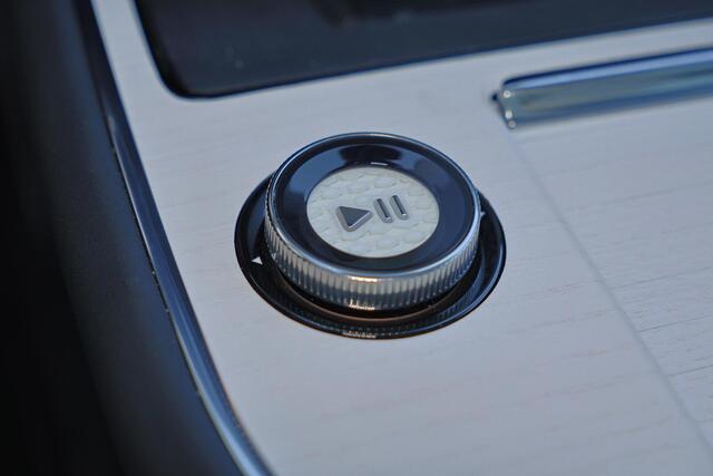 Volvo EX90 Performance Ultra 7p. 111 kWh - Luchtvering - Panoramadak - IntelliSafe Assist & Surround - 360º Camera - Bowers & Wilkins audio - Verwarmde voorstoelen, stuur & achterbank - Parkeersensoren voor & achter - Head up display - 22' LMV