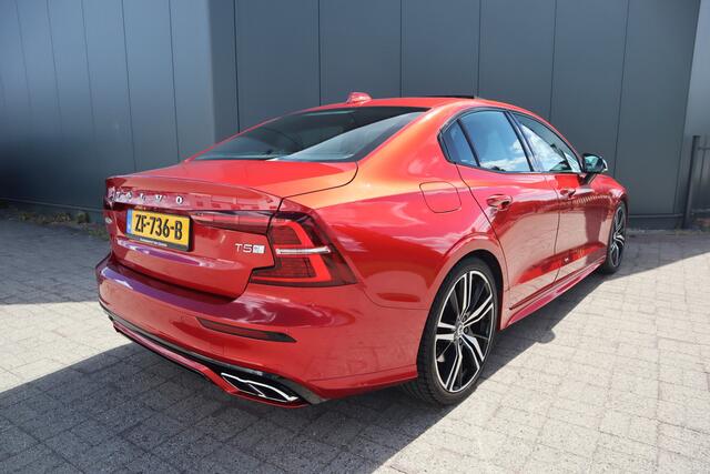 Volvo S60 2.0 T5 Intro Edition R Design Panoramadak Leder Head-up Trekhaak Camera Polestar Engineered