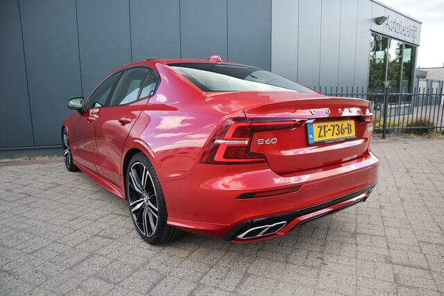 Volvo S60 2.0 T5 Intro Edition R Design Panoramadak Leder Head-up Trekhaak Camera Polestar Engineered
