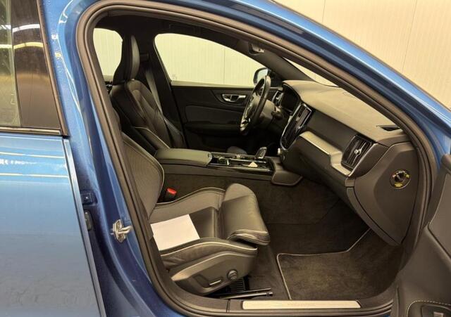 Volvo S60 2.0 T6 Recharge 340 pk AWD R-Design Navigatie Trekhaak Elek Stoel ACC Pilot Assist Blis Camera Apple Carplay Android Auto Plug in Hybride NL Auto 1e Eigenaar