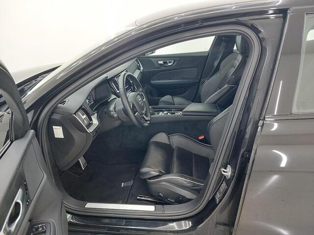 Volvo S60 B3 R-Design | Navigatie | Adaptieve Cruise Control | Keyless | Stoel-/Stuurverwarming | Dodehoekdetectie | Sportchassis | Elek. Stoelen | Memory | LED Koplampen | Park Assist | DAB | Zitverlenging | Apple Carplay & Android Auto | 18" LM