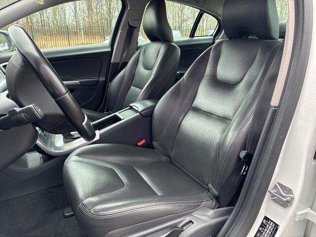 Volvo S60 1.5 T3 Nordic+ | Lederen Bekleding | Trekhaak | Xenon | 18" | Standkachel | Stoelverwarming | Parkeer Camera | Navigatie |