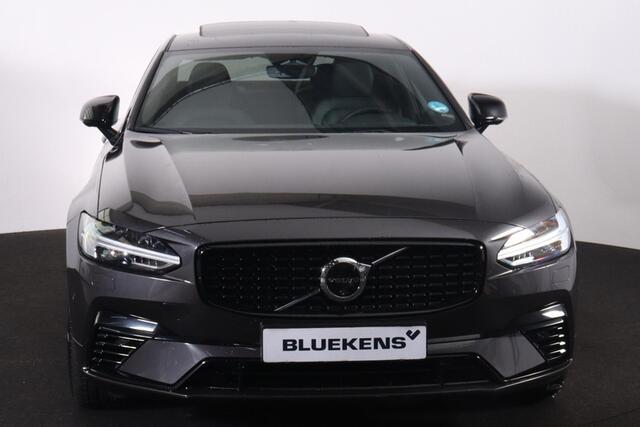 Volvo S90 T8 AWD Plus Dark - LONG RANGE - Luchtvering - Panorama/schuifdak - IntelliSafe Assist & Surround - 360º Camera - Harman/Kardon audio - Adaptieve LED koplampen - Verwarmde voorstoelen, stuur & achterbank - Parkeersensoren voor & achter - Elektr. bedienb. v
