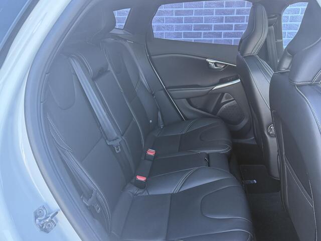 Volvo V40 2.0 T4 Business Sport | Standkachel | Panoramadak | Stoelverwarming | DAB | Lederen bekleding | Getint glas | Parkeercamera | Parkeersensoren V+A |