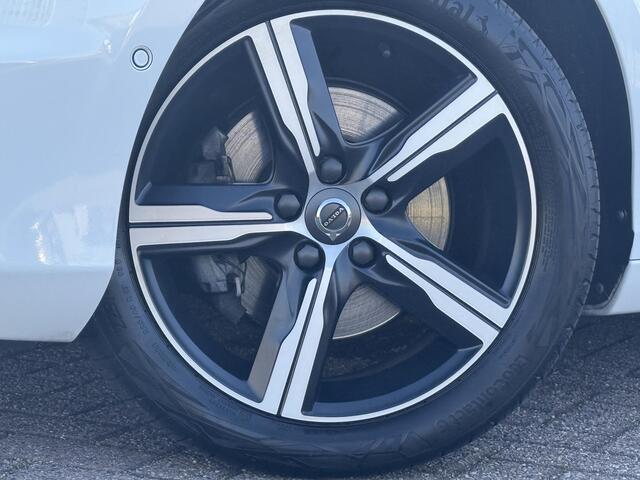 Volvo V40 2.0 T4 Business Sport | Standkachel | Panoramadak | Stoelverwarming | DAB | Lederen bekleding | Getint glas | Parkeercamera | Parkeersensoren V+A |