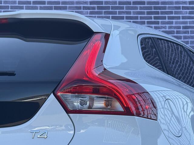 Volvo V40 2.0 T4 Business Sport | Standkachel | Panoramadak | Stoelverwarming | DAB | Lederen bekleding | Getint glas | Parkeercamera | Parkeersensoren V+A |
