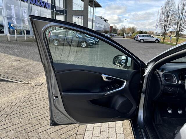 Volvo V40 2.0 T4 R-Design | Park Assist | Stoelverwarming | Trekhaak | 6-Speed