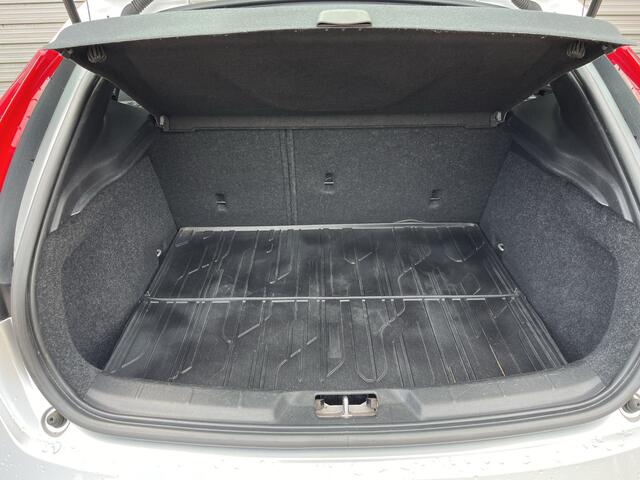 Volvo V40 2.0 T2 Nordic+ / Led verlichting / Lichtmetalen velgen 16" / Stoelverwarming /