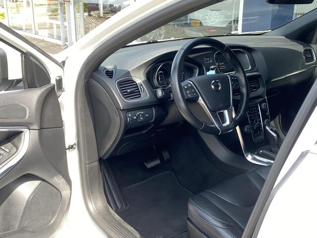 Volvo V40 1.5 T2 Nordic+ / Automaat / NL-Auto / Standkachel / Panodak / Elektr.-Stoel met Geheugen / Stoelverwarming / Cruise-Control / Climate-Control / LED / keyless / Radio-Bluetooth / Navi / Elektr.-Pakket / Camera-Achter / PDC-Achter / 16'' LMV / ENZ.