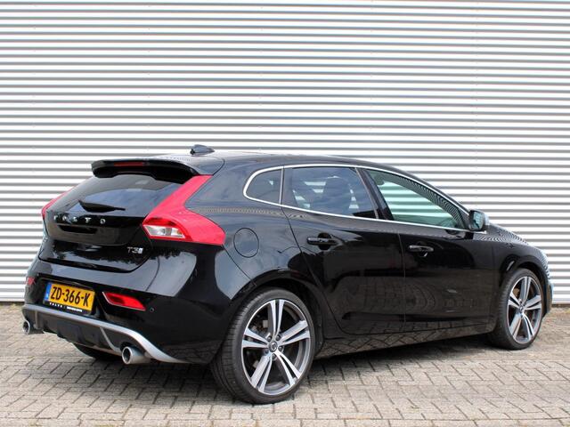 Volvo V40 T3 Automaat Polar+ Sport R-Design / Afneembare Trekhaak/ Standkachel / Panoramadak / 19" velgen / Harman Kardon / Verwarmbare Voorstoelen / Getint Glas