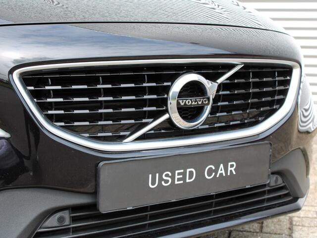 Volvo V40 T3 Automaat Polar+ Sport R-Design / Afneembare Trekhaak/ Standkachel / Panoramadak / 19" velgen / Harman Kardon / Verwarmbare Voorstoelen / Getint Glas