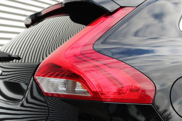 Volvo V40 T3 Automaat Polar+ Sport R-Design / Afneembare Trekhaak/ Standkachel / Panoramadak / 19" velgen / Harman Kardon / Verwarmbare Voorstoelen / Getint Glas