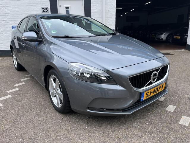Volvo V40 2.0 T2 Kinetic /Lm velgen/All season banden/Nieuwe apk bij aflevering.