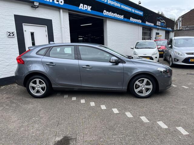 Volvo V40 2.0 T2 Kinetic /Lm velgen/All season banden/Nieuwe apk bij aflevering.