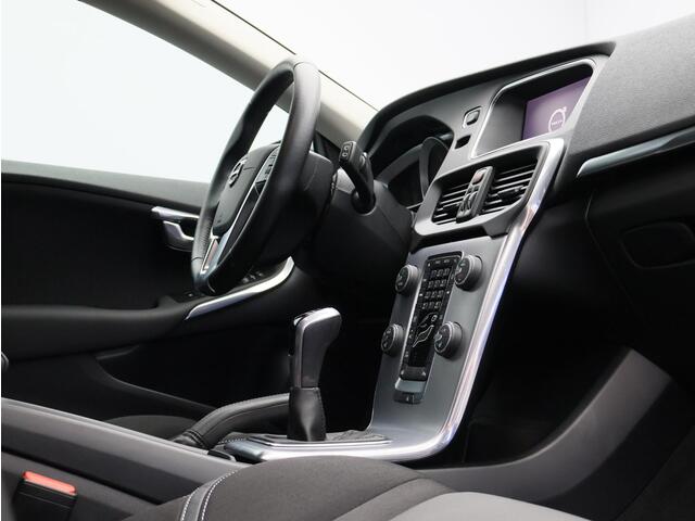 Volvo V40 2.0 T3 Nordic+ / Standkachel / DAB+ / 17" / Stoel+voorruitverwarming / Parkeercamera