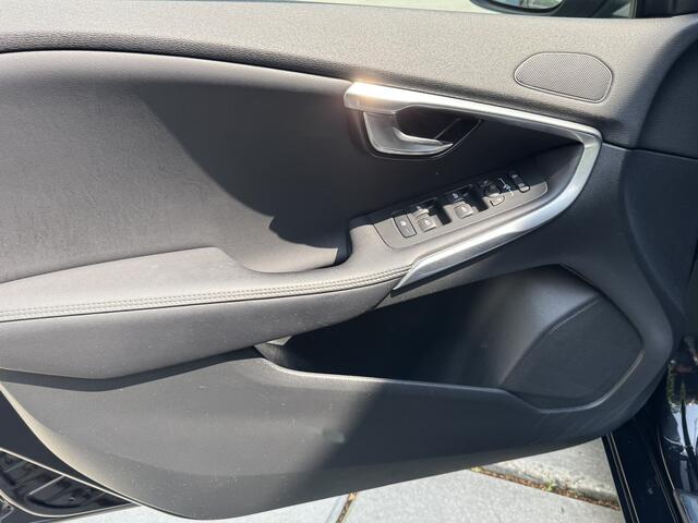 Volvo V40 2.0 D3 150pk Automaat Polar+ Sport R-Design Panorama Harman Kardon Navi Winterpakket Camera Half leer