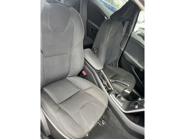 Volvo V40 2.0 T2 122PK LED koplampen/Navi/Parkeersensoren voor+achter Onderhoudshistorie