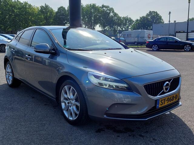Volvo V40 2.0 T3 152pk Dynamic Edition Luxury Line | Navi | Clima | Cruise | Led Koplampen | Keyless Entry | Panoramadak | Pdc V+A+Assist+Camera | Stoelverwarming | Licht+Regensensor | Privacy Glass