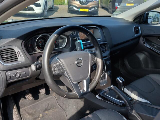 Volvo V40 2.0 T3 152pk Dynamic Edition Luxury Line | Navi | Clima | Cruise | Led Koplampen | Keyless Entry | Panoramadak | Pdc V+A+Assist+Camera | Stoelverwarming | Licht+Regensensor | Privacy Glass