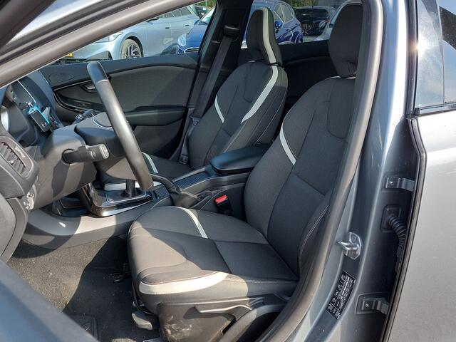Volvo V40 2.0 T3 152pk Dynamic Edition Luxury Line | Navi | Clima | Cruise | Led Koplampen | Keyless Entry | Panoramadak | Pdc V+A+Assist+Camera | Stoelverwarming | Licht+Regensensor | Privacy Glass