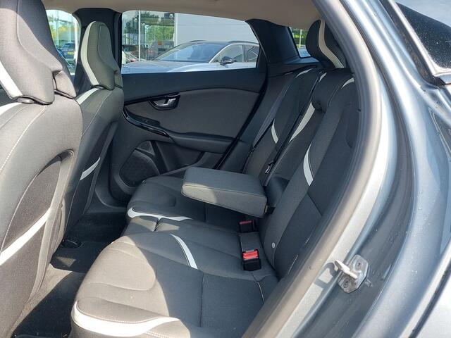 Volvo V40 2.0 T3 152pk Dynamic Edition Luxury Line | Navi | Clima | Cruise | Led Koplampen | Keyless Entry | Panoramadak | Pdc V+A+Assist+Camera | Stoelverwarming | Licht+Regensensor | Privacy Glass