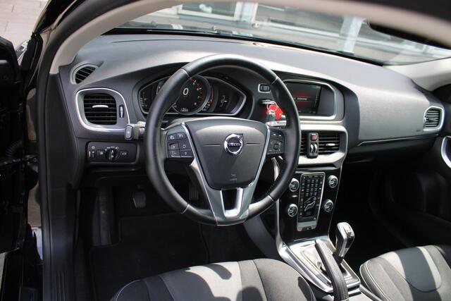 Volvo V40 T2 Automaat Momentum | Verw. Voorstoelen | PDC achter | Climate | Spraakbediening